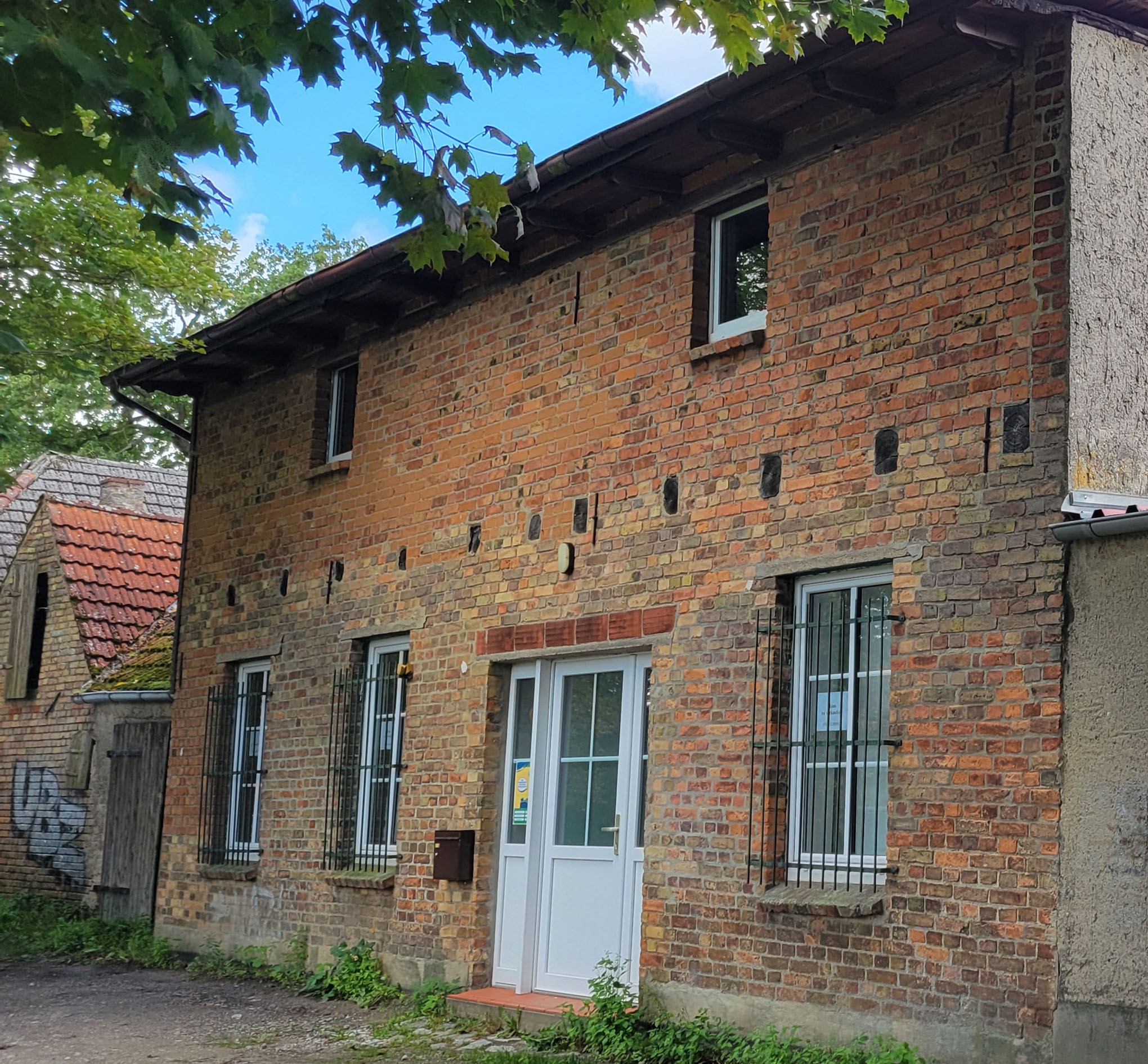 Wer möchte sich selbst verwirklichen oder liebt große Räume ? Ein Stadthaus mit sonnigem Innenhof. Fußläufig in der Stadt, aber mit grünem Blick