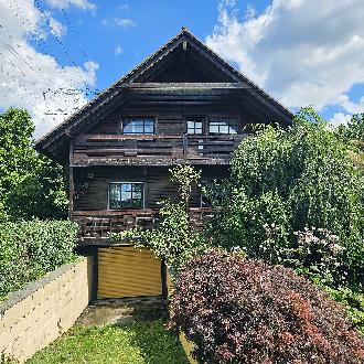 Holzblockhaus im Grünen mit Schwimmbad und großer Terrasse – Tiefgarage – Photovoltaik – E-Ladestation - Provisionsfrei