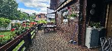 Große Terrasse mit Blick in den Garten